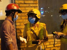 Nữ CSGT đối mặt dân nhậu cù nhây