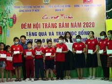 Con em công nhân vui ‘Đêm hội trăng rằm’