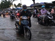 TP.HCM: Đường Trần Xuân Soạn ngập trong nước nhiều ngày qua