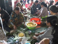 Gói hàng ngàn đòn bánh tét gửi bà con vùng lũ miền Trung