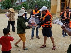 Toàn bộ người dân thôn Hà Sơn và Khe Zét lên nóc nhà tránh lũ
