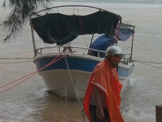 Bão số 13 đổ bộ vào Quảng Bình