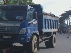Video: Đang dừng đèn đỏ, người phụ nữ bị xe cán tử vong