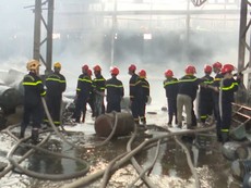 Video: Kho chứa hàng bốc cháy dữ dội tại Nghệ An