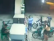 Hậu quả ba thanh niên hút thuốc khi đang đổ xăng