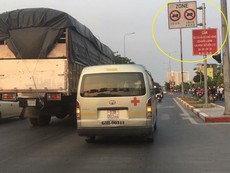 'Làm luật' cho xe tải đi vào giờ cấm ở TP.HCM