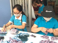 Phụ nữ phường may 30.000 khẩu trang vải tặng miễn phí cho dân