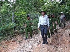 Lãnh đạo công an tỉnh thị sát nơi phạm nhân trốn trại ẩn náu