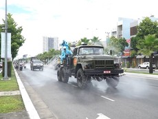Bộ đội phun thuốc khử trùng toàn quận Sơn Trà