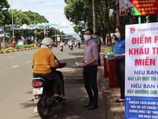 Hàng ngàn khẩu trang được phát miễn phí cho người dân