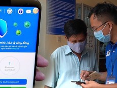 Cán bộ đến tận nhà hướng dẫn dân cách sử dụng Bluezone