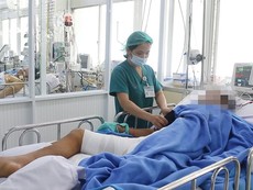 Người đàn ông bị rắn hổ mang chúa cắn còn phải thở máy