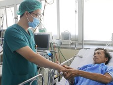Người đàn ông bị rắn hổ mang chúa cắn đã tự thở tốt