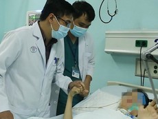 BS Chợ Rẫy về Đồng Nai hỗ trợ bệnh nhân ngộ độc pate chay