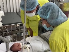 Bé trai sống lại sau khi nhờ người lo an táng gặp lại ba mẹ