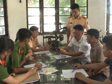 Xử phạt 2 chủ thuyền du lịch rải vàng mã xuống sông Hương