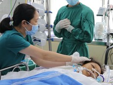Bác sĩ trắng đêm cứu nữ công nhân bị xe lu cán
