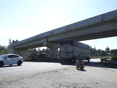 Đà Nẵng: Cầu vượt tiền tỉ nhưng không có lối lên