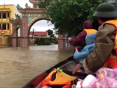 Khẩn trương hỗ trợ dân Quảng Bình kẹt trong lũ