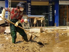 Huyện Lệ Thủy: Người dân cần gạo và tiền để tái sản xuất
