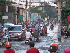 Đường Tân Thới Nhất 8 ngập sâu sau cơn mưa chiều ở TP.HCM