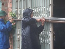 Clip người dân Lệ Thủy dầm mưa chằng chống nhà cửa
