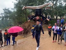 Quốc Cơ - Quốc Nghiệp đi cứu trợ và diễn xiếc ở vùng nước lũ