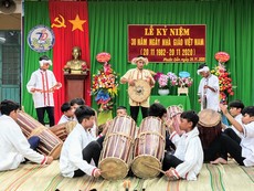 Video: Học sinh thích thú với lớp học trống Ghi-năng