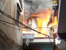 Clip: Lửa bốc cháy cao ngút trong ngôi nhà trong hẻm