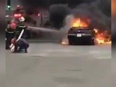 Clip: Ô tô bốc cháy ngùn ngụt trên phố Hà Nội