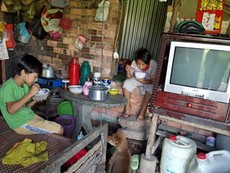 Tín hiệu vui từ gia đình 17 người bên dòng kênh đen