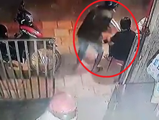 Clip: Ngồi trước cửa nhà, bị giật điện thoại trên tay