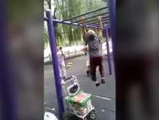 Cụ bà hít xà đơn ở công viên làm giới trẻ thán phục
