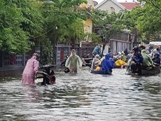 Người dân tất bật ứng phó lũ ở Hội An