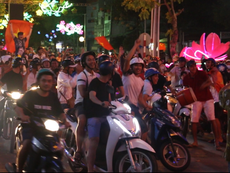 Dân Cần Thơ 'ùa' ra đường mừng chiến thắng của U23 VN
