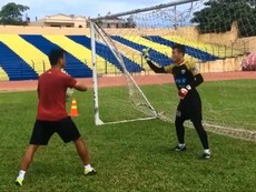 Thủ môn Tiến Dũng tập phản xạ với bóng tennis