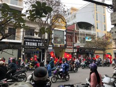 Từ sáng sớm, người dân Hải Phòng ra đường cổ vũ U-23