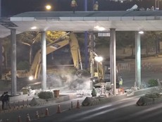 TP.HCM tháo dỡ trạm thu phí Thủ Thiêm trong đêm
