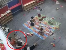 Clip: Cô giáo mầm non bạo hành trẻ ở Nghệ An