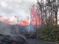 Dung nham tràn ra đường, phun cao 70 m ở Hawaii