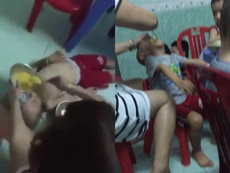 Clip: Bắt bé trai nằm ngửa cho ăn, tát liên tục vào mặt