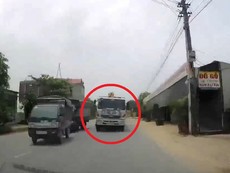 Vượt ẩu không xi nhan, xe tải suýt gây tai nạn