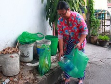 Clip: Đến từng hộ phổ biến việc phân loại rác tại nguồn