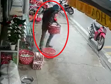Thanh niên trộm cả rổ trứng ở tiệm tạp hóa
