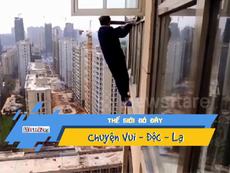 Video: Sợ bị tóm, tên cướp treo lơ lửng ở ban công tầng 22