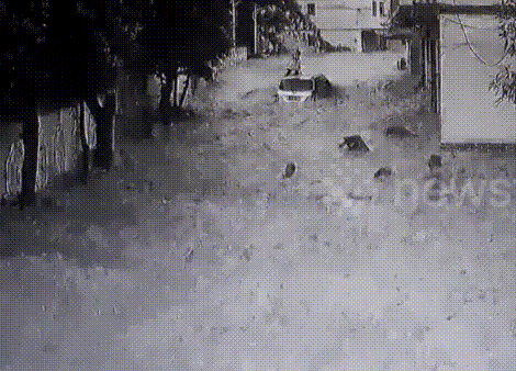 Video: Người hùng liều mình cứu hai em nhỏ trong dòng nước lũ