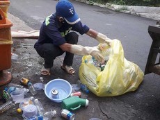 Tuồn rác thải nhựa trong BV ra ngoài để... làm hộp đựng bánh