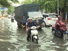 Khu 'nhà giàu' lại ngập sâu trong cơn mưa chiều nay