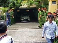 Bị cáo Nguyễn Hữu Linh được bảo vệ nghiêm ngặt khi rời tòa