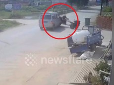 Tài xế xe máy cày thoát chết trong gang tấc